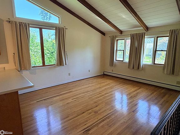 4th image of 1006 Sunny Ln