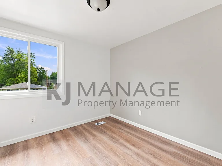 12039 Rockland — Photo 12