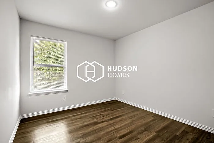 313 Bounding Main St — Photo 8