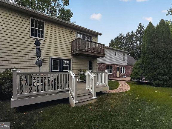 5th image of 1030 Hook Rd