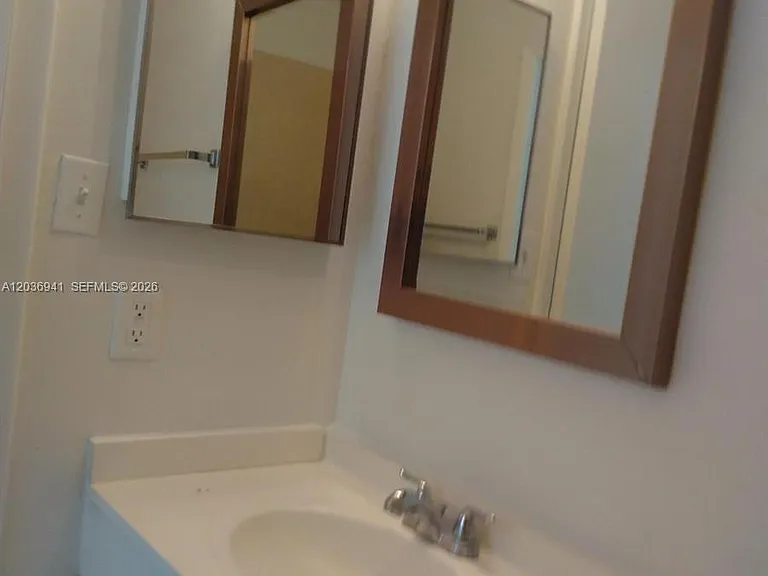 805 SW 113th Way — Photo 6