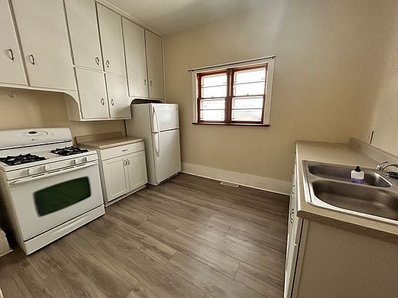 4th image of 908 W 10th St #1