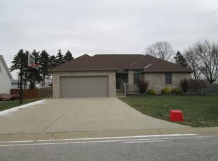 582 E Braeburn Dr, Saginaw, MI