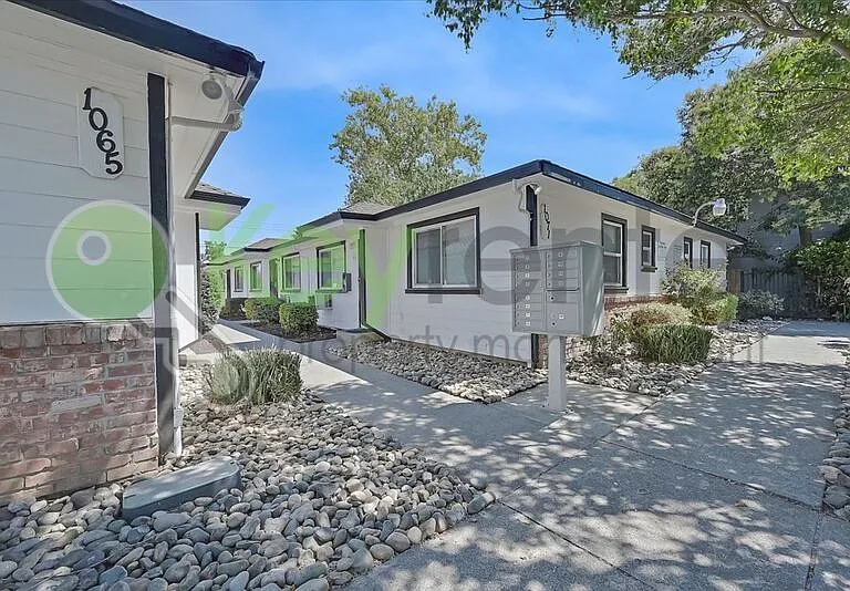 1071 Santiago Ave #6 — Photo 31