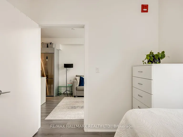 385 Osler St #306 — Photo 12