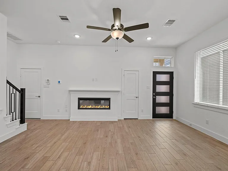 527 Park Hill Ct — Photo 2