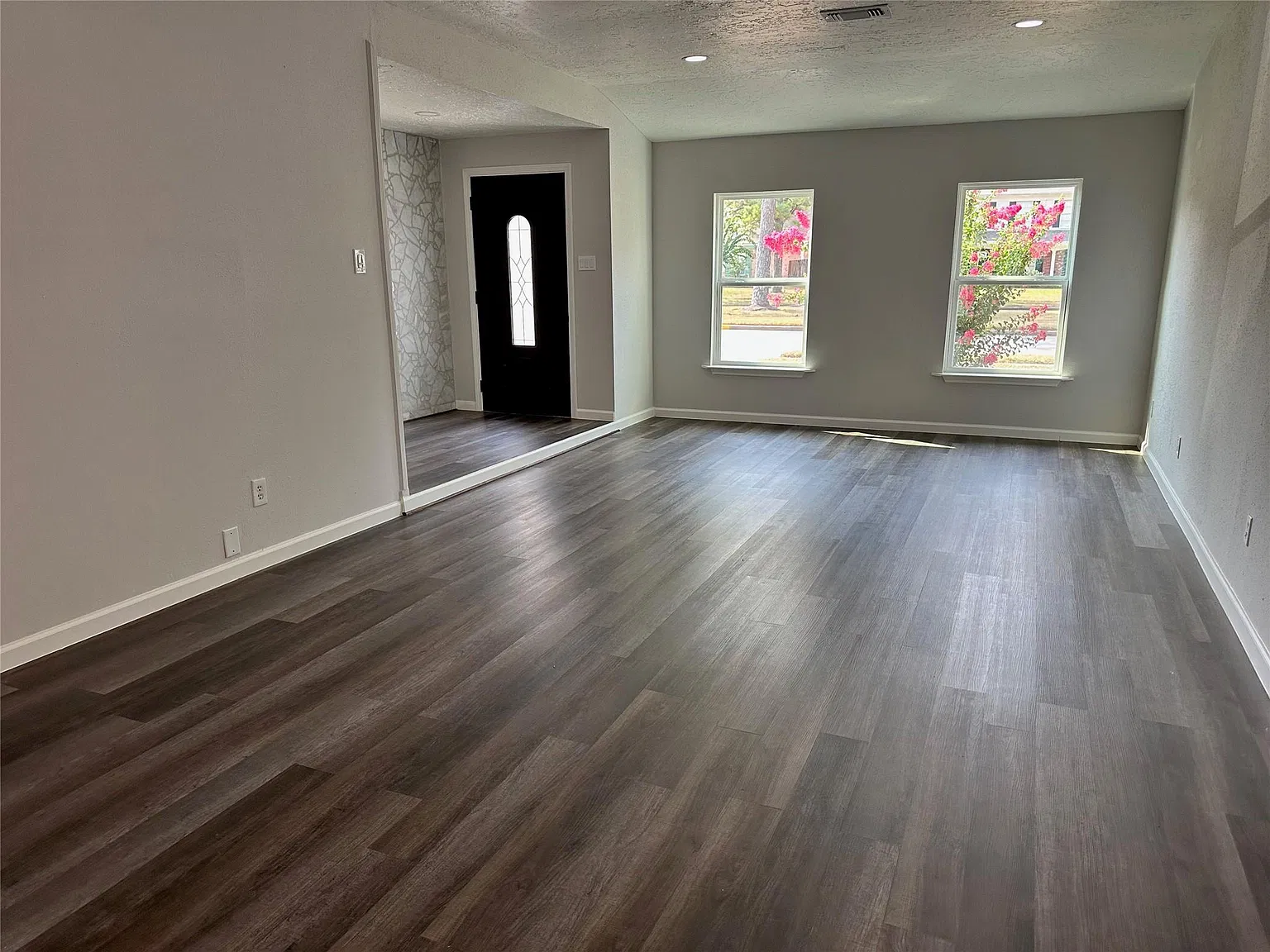 3 bed, 2.0 bath, 1398 sqft, $2,050 — Photo 3