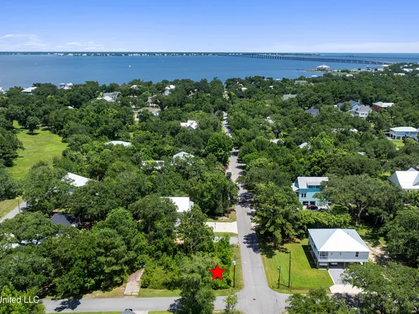 233 Leonhard Ave, Bay Saint Louis, MS 39520