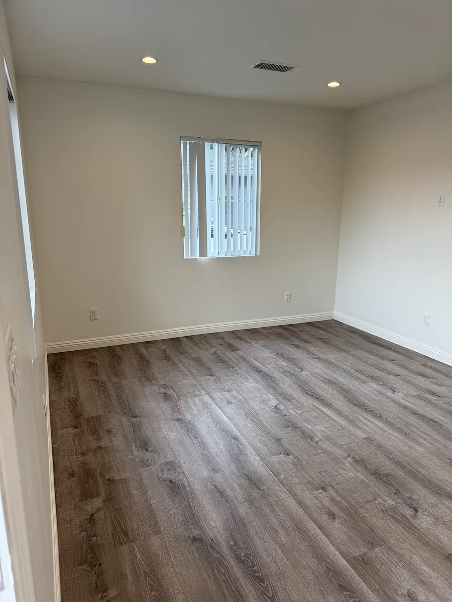 Living room - 154 S Grand Oaks Ave
