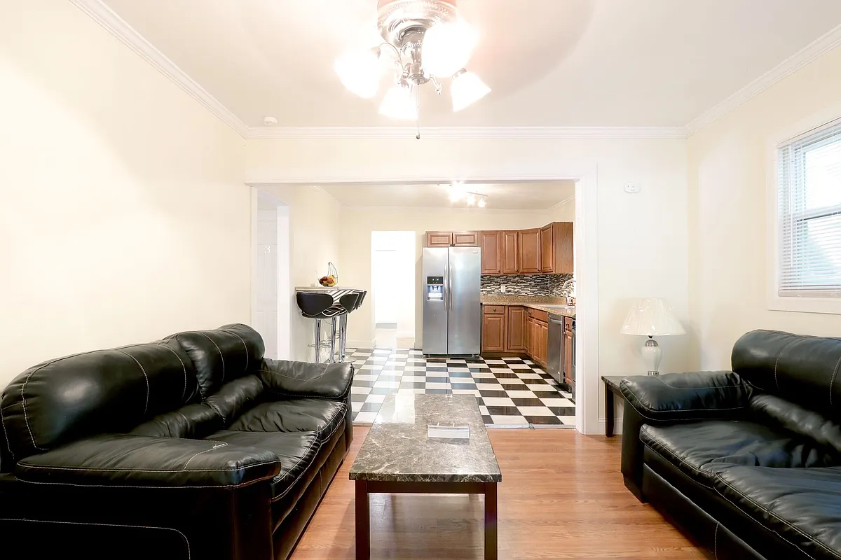 Building Photo - 433 S Beech St #11