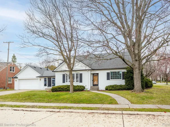 1485 Fairholme Rd, Grosse Pointe Woods, MI 48236