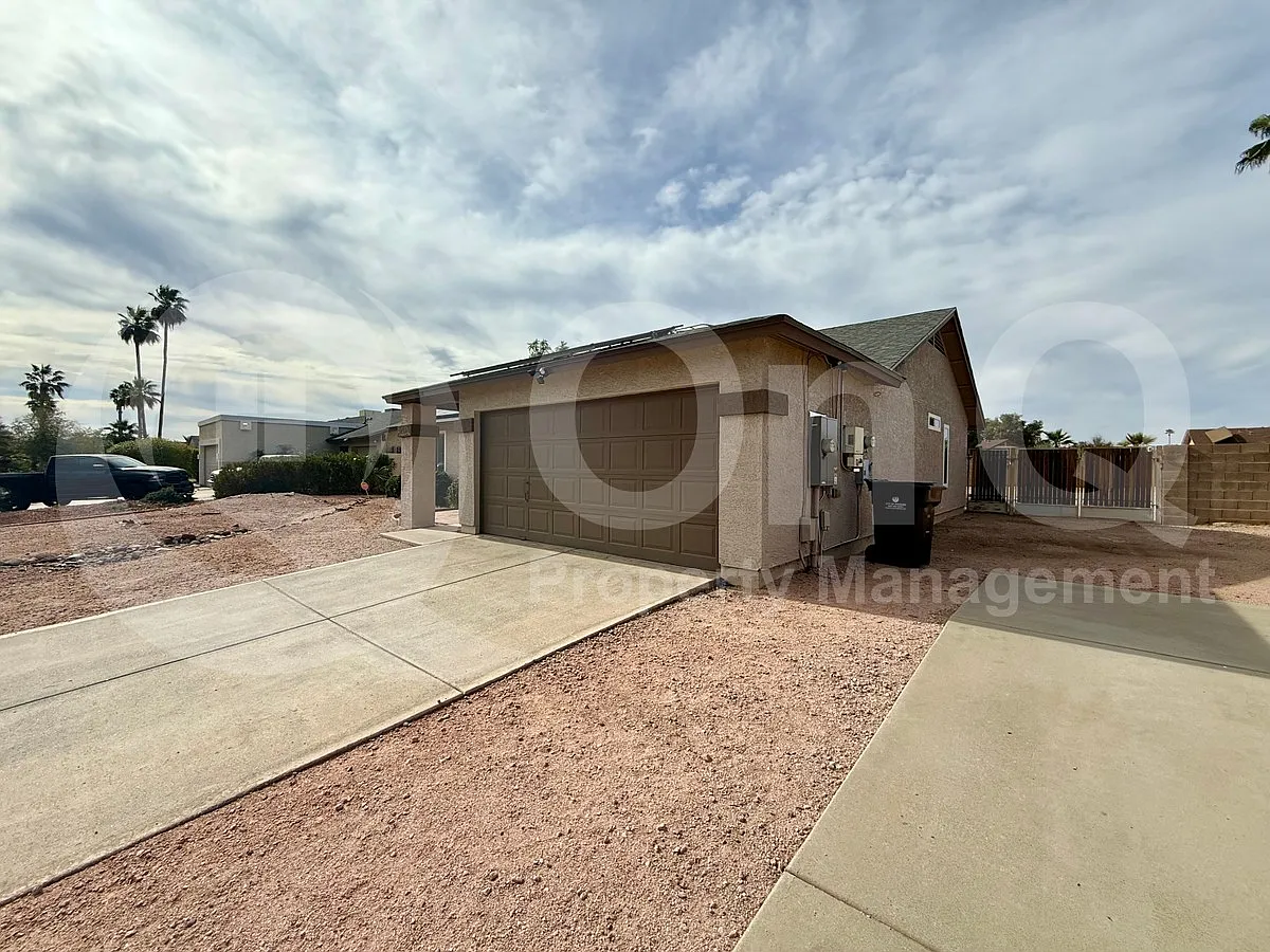 3 bed, 2.0 bath, 1222 sqft, $2,499 — Photo 2