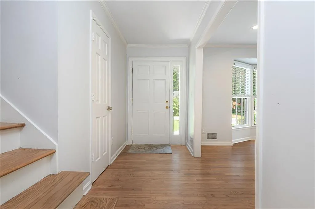 5 bed, 3.0 bath, 2594 sqft, $4,200 — Photo 4