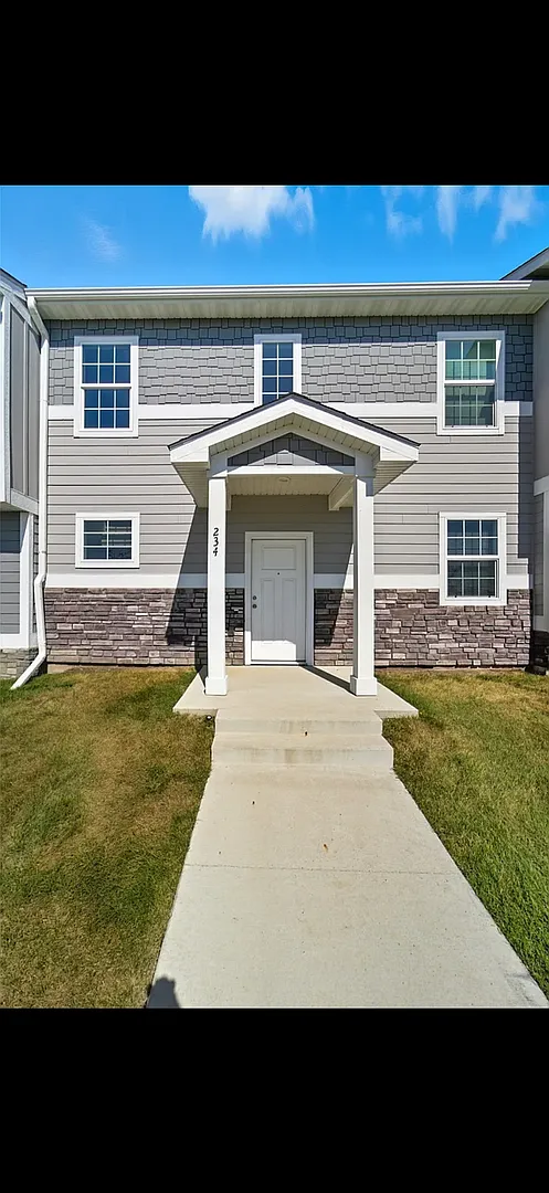 Beautiful 3 Bed, 2.5 Bath Townhome in Waukee! Perfect Location! — Photo 1