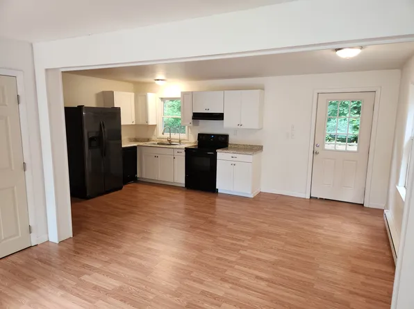 25 Deering Rd #B, Gorham, ME 04038