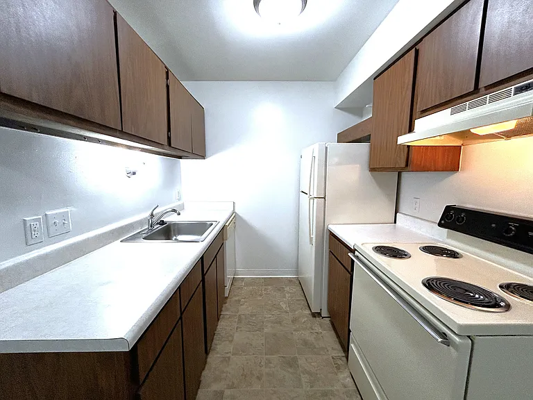 Charter Oaks Apartments — Photo 171