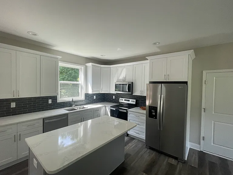 709 Rockcliff St — Photo 3