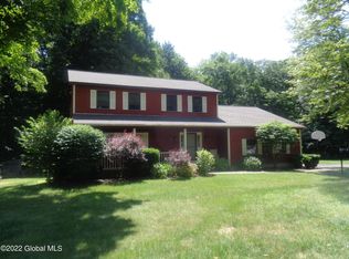 20 Northwood Dr, Malta, NY 12020