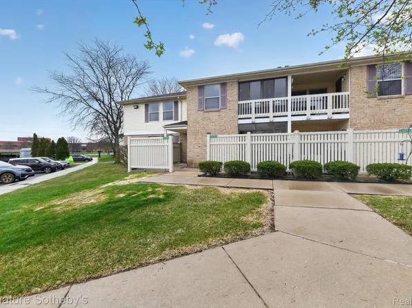 61031 Greenwood Dr, South Lyon, MI 48178
