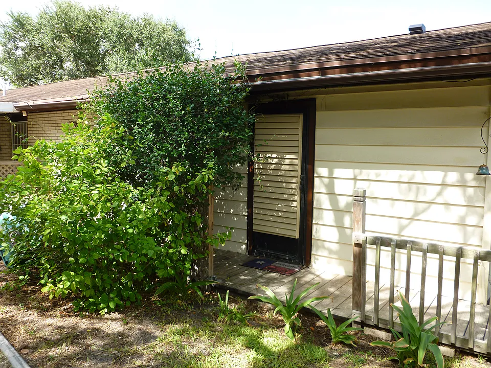 Garage apt A back