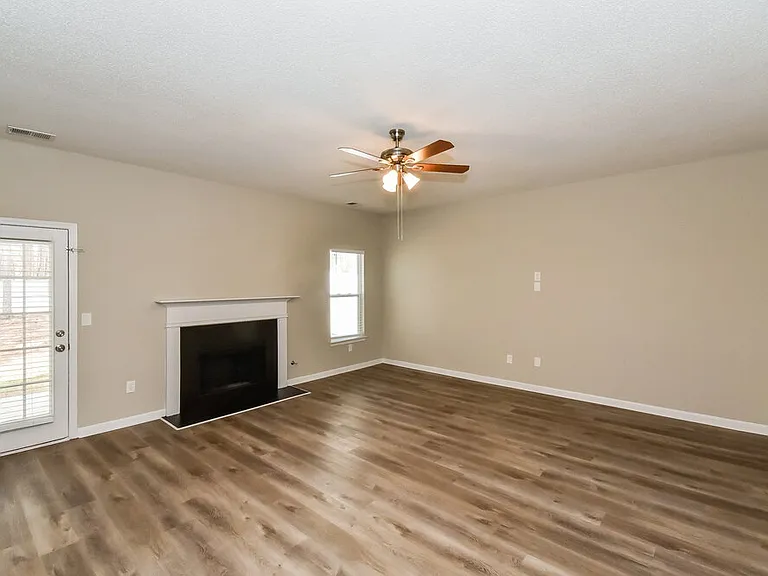 146 Edison Dr — Photo 4