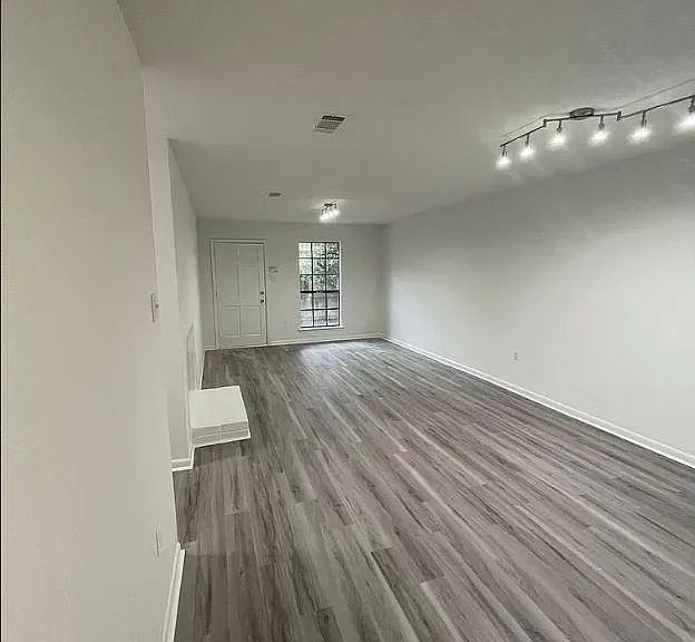 6124 Parkforest Dr — Photo 2