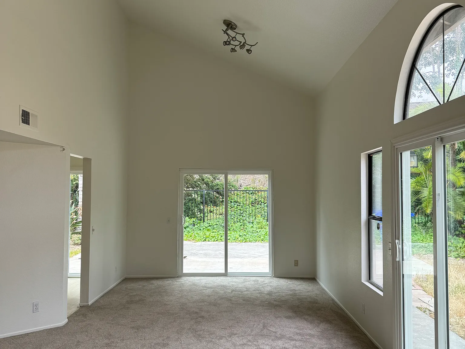 3 bed, 2.5 bath, 1638 sqft, $4,150 — Photo 4