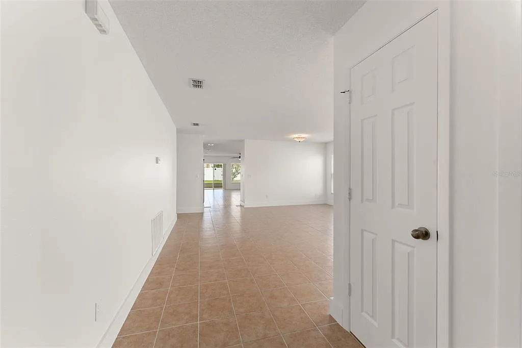 4 bed, 2.0 bath, 1913 sqft, $2,800 — Photo 3