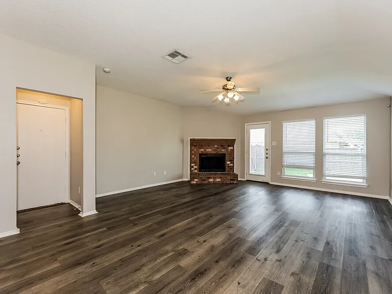 1711 Venus Dr W — Photo 3