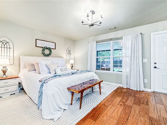 5th image of 1390 N Genoa Ave
