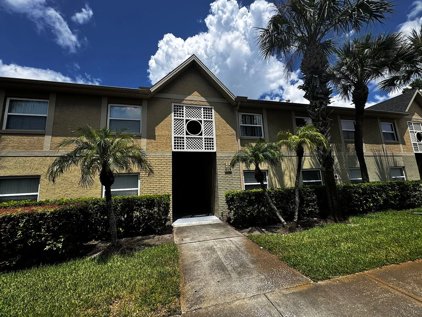 2 Bedroom 2 Bath Hawthorne Village Condo near FL Mall! — Photo 1
