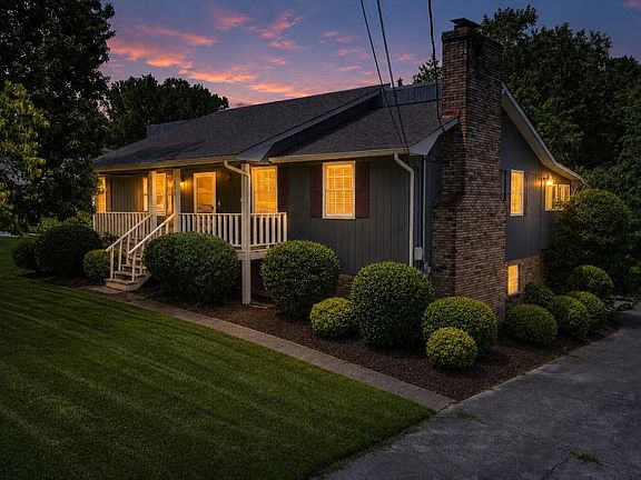 3rd image of 2686 Lakemont Cir