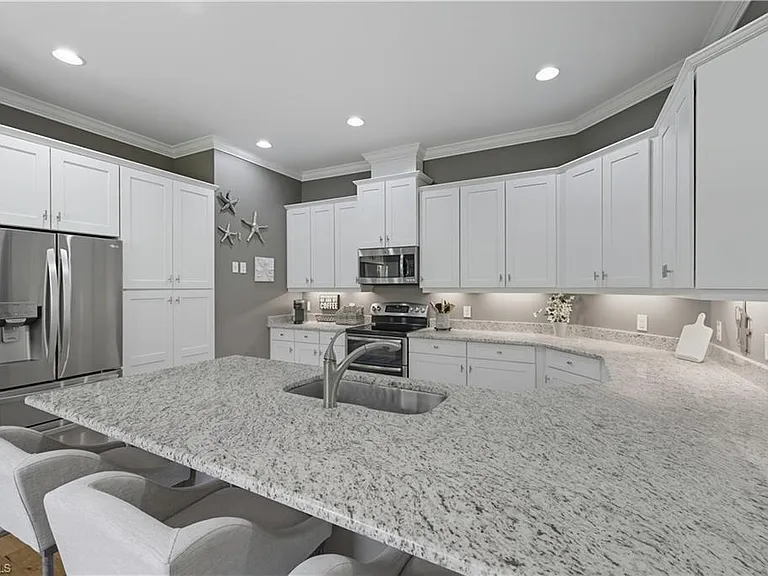 9475 Isla Bella Cir — Photo 8