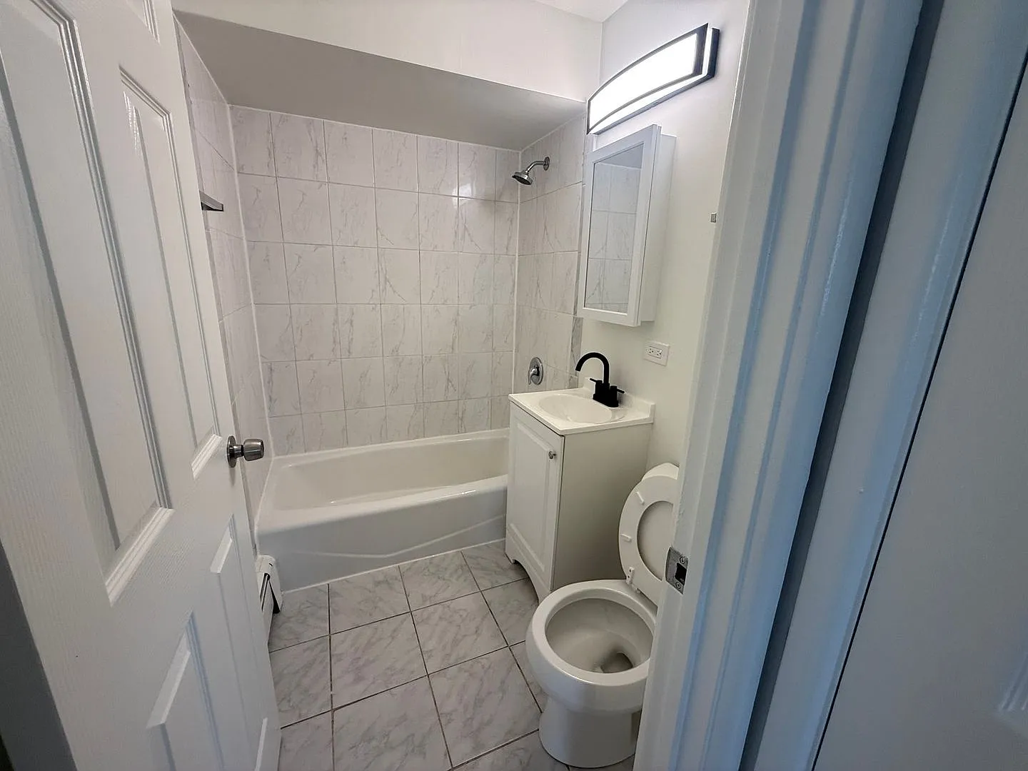 Comfortable Apartment Living in Convenient Tinley Park Location — Photo 4
