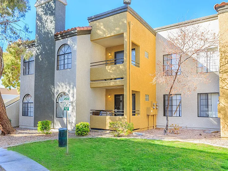 Desert Vistas Apartments — Photo 25
