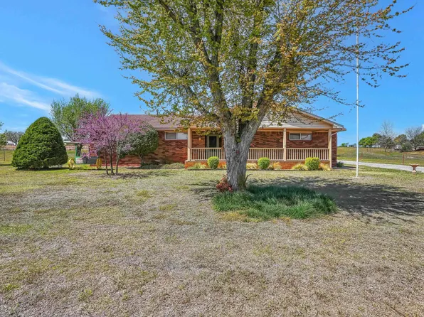 2108 S 28th St, Clinton, OK 73601