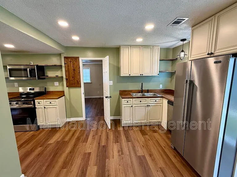 2233 E Derenne Ave — Photo 7