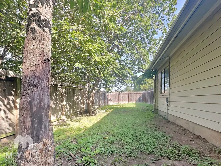 10701 Daryl Cv #B — Photo 17