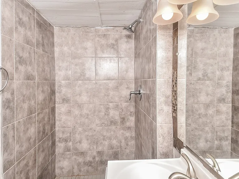 719228_022_main_bathroom_13443927.jpg