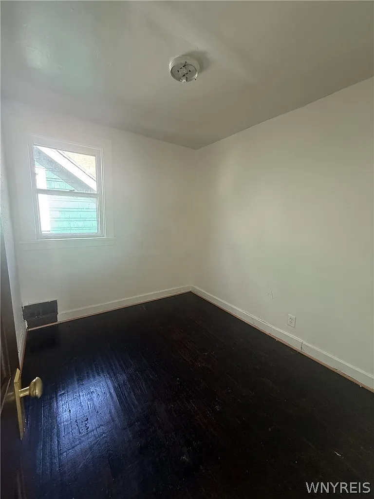 3 bed, 1.0 bath, 2459 sqft, $1,300 — Photo 4