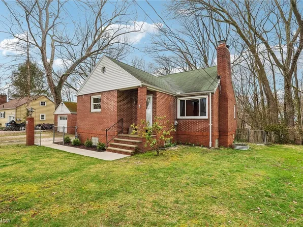 445 W Willowview Dr, Akron, OH 44319