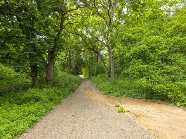 8990 Winans Lake Rd, Brighton, MI 48116