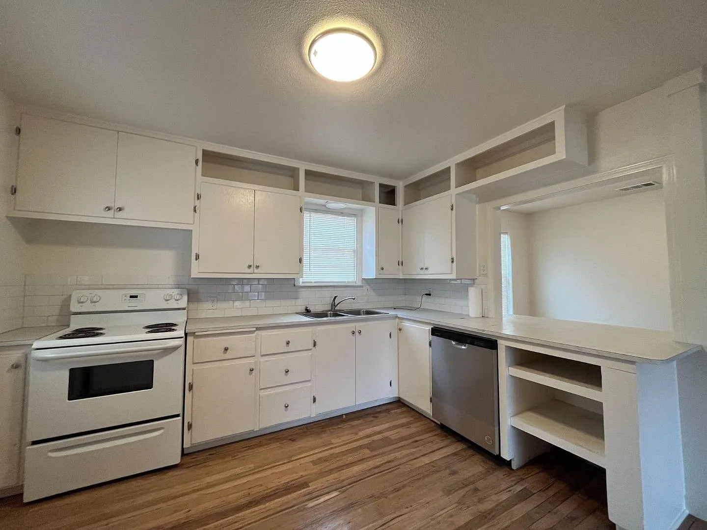 Great 2 Bedroom 1 Bathroom Property — Photo 3