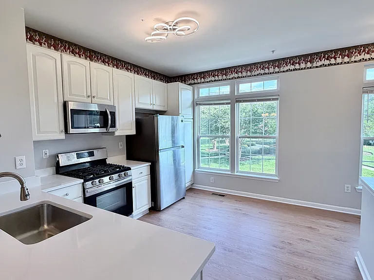 603 Eisenhower Dr — Photo 4