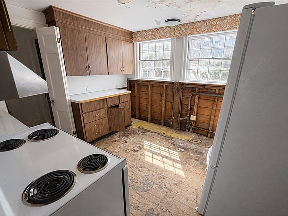 5th image of 160 Reservoir Rd