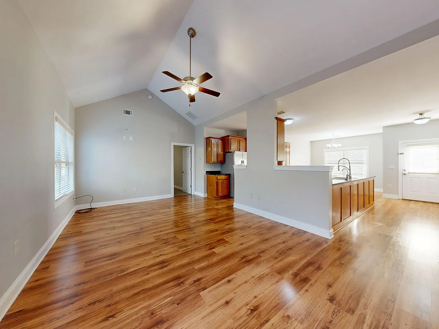 Phoenix Crossing, 4 Bed 3 Bath Home — Photo 3