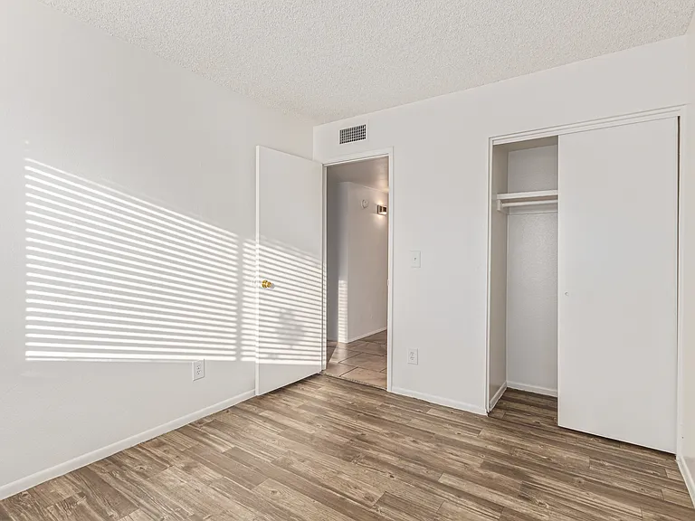 5810 N 48th Ln — Photo 19
