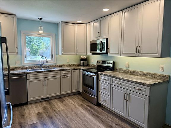 3rd image of 3214 Robin Road