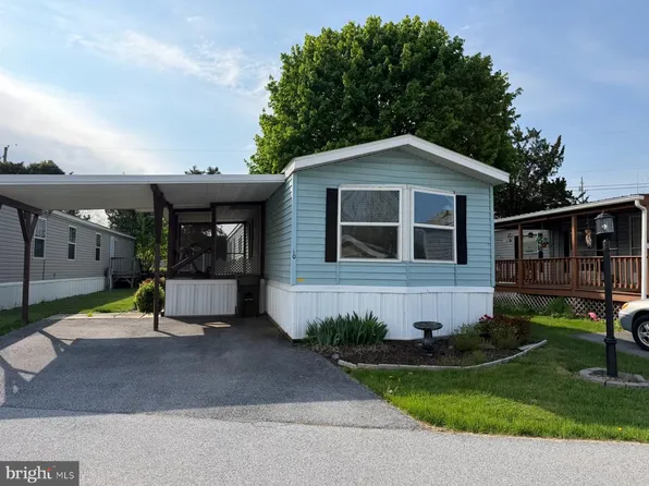 10 S Green Acres Cir, Akron, PA 17501