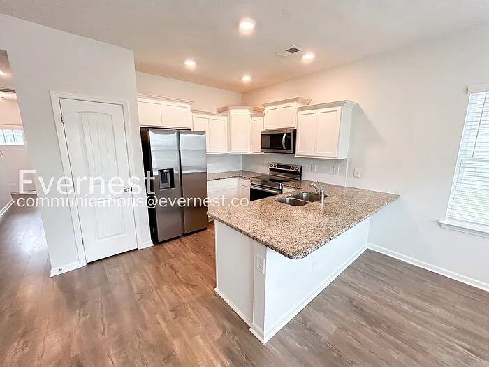 305 Raines Ct — Photo 4